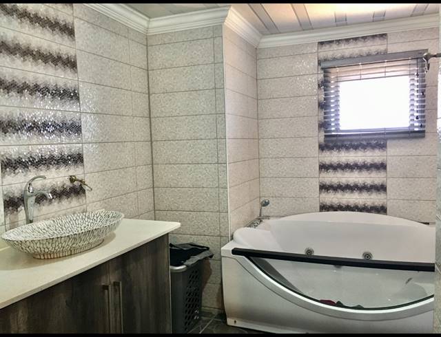 5 BEDROOM HOUSE FOR SALE IN SERALA VIEW